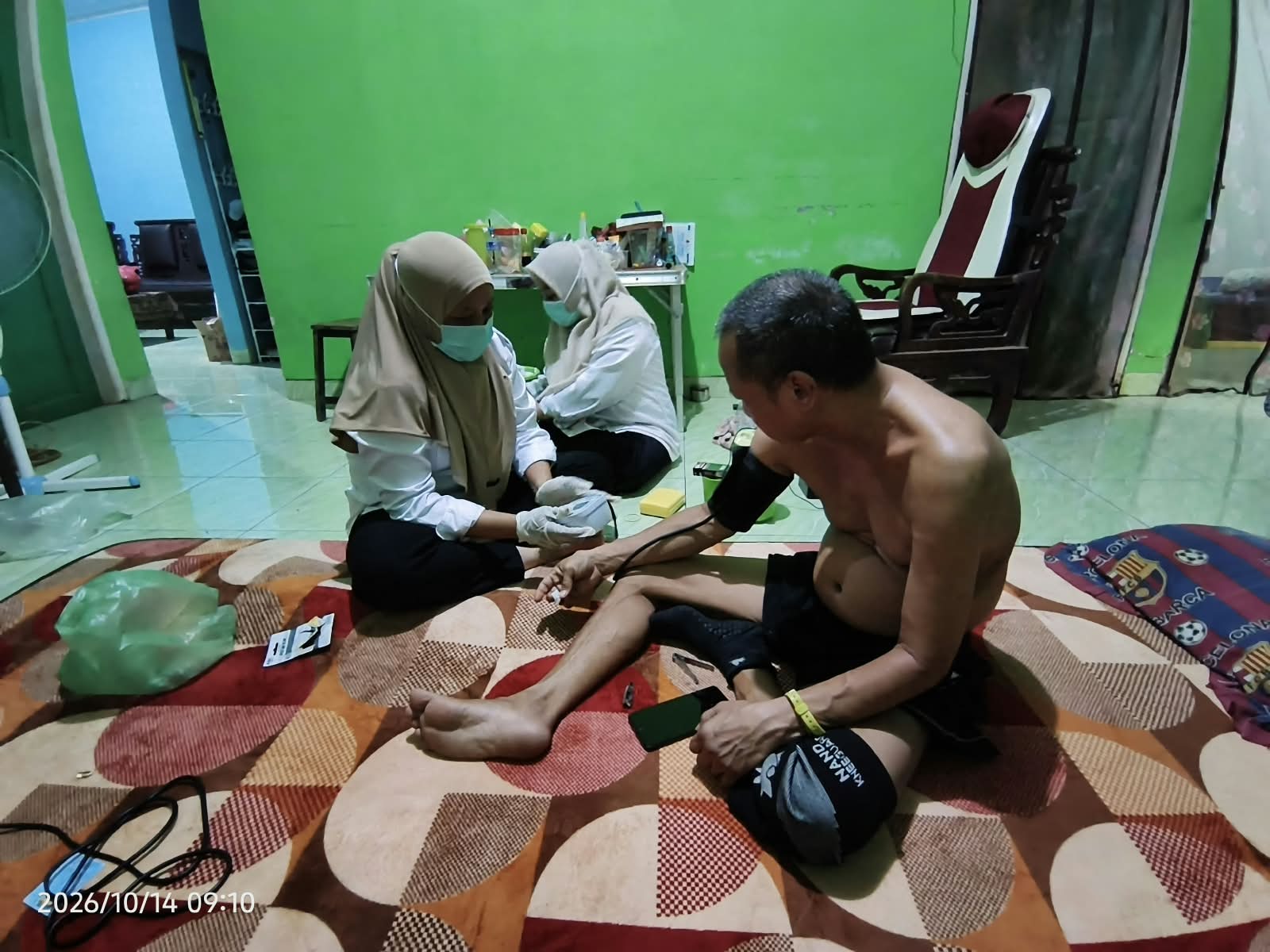 Dedikasi Tanpa Batas di Dusun Palisi: Bidan dan Perawat Desa Berikan Pelayanan Kesehatan Langsung ke Rumah Warga
