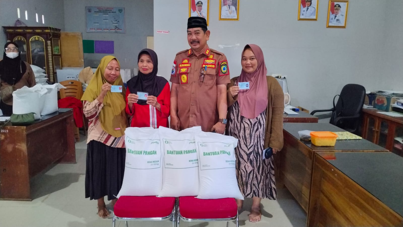 Pemerintah Desa Tellumpoccoe Salurkan Bantuan Beras 30 Kg kepada 217 Penerima BPNT dan PKH